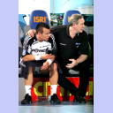 Noka Serdarusic (rechts) h�lt v�terlich seinen Arm �ber Kiels Christian Zeitz.