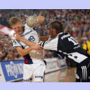 Das Duell der Kapit�ne: Flensburgs S�ren Stryger setzt sich gegen Stefan L�vgren (rechts) in Szene.