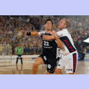 Nikola Karabatic setzt zum Torwurf an und wird dabei von Flensburgs Joachim Boldsen gehalten.