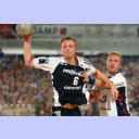 Henrik Lundstr�m im Zweikampf mit Flensburgs Joachim Boldsen.