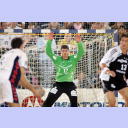 Torwart Henning Fritz erwartet den Torwurf von Flensburgs Blazenko Lackovic.