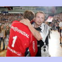 Gratulation unter alten Weggef�hrten: Flensburgs Torwart Dan Beutler (links) und Kiels Linksau�en Henrik Lundstr�m (rechts) spielten in Schweden bei Redbergslids IK noch in einem Team.