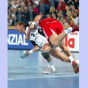 Pelle Linders wird attackiert.