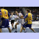 QS-Supercup: Nikola Karabatic wird von Martin Boquist angegriffen.