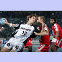 Kreisl�ufer Marcus Ahlm setzt zum Torwurf an und wird dabei von Sebastien Mongin attackiert.