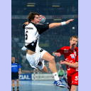 Kim Andersson zieht mit einem Sprungwurf ab, Mathias Franzen schaut seinem schwedischen Landsmann nur nach.