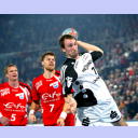 Vid Kavticnik l�uft den Nordhornern Mathias Franzen und Robert Arrhenius bei einem Gegensto� auf und davon.