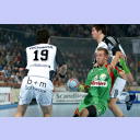 Magdeburgs Grzegorz Tkaczyk wird von Nikola Karabatic attackiert. Links Viktor Szilagyi.