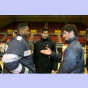 EM 2006: Ruhetag bei der EM: Die alten Magdeburger Kollegen Abati und Fritz treffen sich. Im Hintergrund Karabatic.