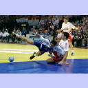 EM 2006: CRO - FRA: Nikola Karabatic umarmt Guigou.