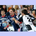 Nikola Karabatic attackiert Glenn Solberg.