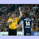 Schiedsrichter Peter Olsson erteilt Jonny Jensen eine Zeitstrafe.