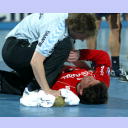 SG-Arzt Dr. Hauke Mommsen k�mmert sich um Jan Holpert.