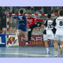 Machte eine starke Partie: Henning Fritz im Duell gegen Gro�wallstadts Einar Holmgeirsson.