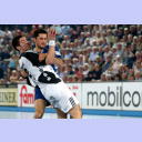 Nikola Karabatic wird von Alexander Petersson attackiert.