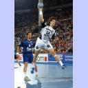 Marcus Ahlm setzt zum Torwurf an, Jens Tiedtke kann dem Schweden nur nachschauen.