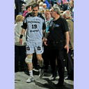 THW-Spielmacher Viktor Szilagyi verl�sst mit einem dick bandagierten rechten Knie die Ostseehalle, rechts Trainer Noka Serdarusic.