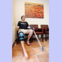 Warten und Geduld ist jetzt angesagt: Viktor Szilagyi sitzt vor seinem Arzt-Besuch im Wartezimmer des Mare Klinikum in Kronshagen.