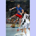 HSV-Spielmacher Guillaume Gille wird von seinem franz�sischen Landsmann Nikola Karabatic attackiert.