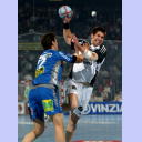 Nikola Karabatic setzt sich gegen Markus Baur durch.