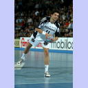 Der verletzte Adrian Wagner tritt zu seinem letzten Strafwurf in der Ostseehalle an.