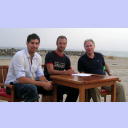 Vertragsunterzeichnung zwischen dem THW Kiel und Thierry Omeyer am 27.06.06 am Strand bei Montpellier. Links Karabatic, rechts Schwenker.