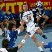 Okotber 2006 / THW - Constanta: Milutin Dragicevic attackiert Christian Zeitz.