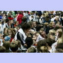 Marcus Ahlm inmitten der Fans.