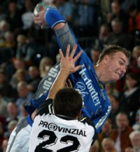 Filip Jicha im Zweikampf mit Nikola Karabatic.