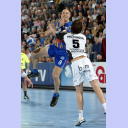 Kim Andersson attackiert Demetrio Lozano.