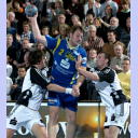 Max Ramota wird attackiert.