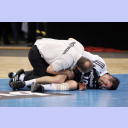 Stefan L�vgren verletzt am Boden.