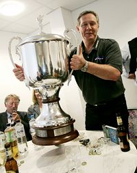 Zvonimir "Noka" Serdarusic (1,86m/106kg) wurde am 2. September 1950 in Mostar (Bosnien-Herzogowina) geboren. Seit 1998 ist er deutscher Staatsb�rger. Mit 18 spielte er erstmals in der jugoslawischen L�nderspiele.Als Trainer war er in Mostar