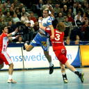 B�rge Lund attackiert Pascal Hens.