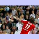 Holger Glandorf attackiert Nikola Karabatic.