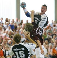 Filip Jicha passt auf Moritz Weltgen.