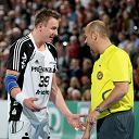 Filip Jicha in Diskussion mit dem Unparteiischen.