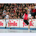 Henrik Lundstr�m wird attackiert.