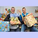 Geschenke f�r den Wunschweihnachtsbaum werden gepackt.