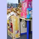 Geschenke f�r den Wunschweihnachtsbaum werden gepackt.