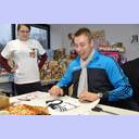 Geschenke f�r den Wunschweihnachtsbaum werden gepackt.