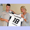 Niclas Ekberg und THW-Gesch�ftsf�hrerin Sabine Holdorf-Schust.