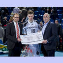 Die Kieler Volksbank �berreicht einen Scheck �ber 4000 Euro f�r die Nachwuchsf�rderung des THW Kiel.