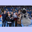 Der THW-Fanclub Zebrasprotten �bergibt eine Geldspende und einen Pr�sentkorb an die hospiz-initiative e.V.