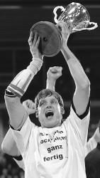 [Bild: Pitti mit dem DHB-Pokal 1998]